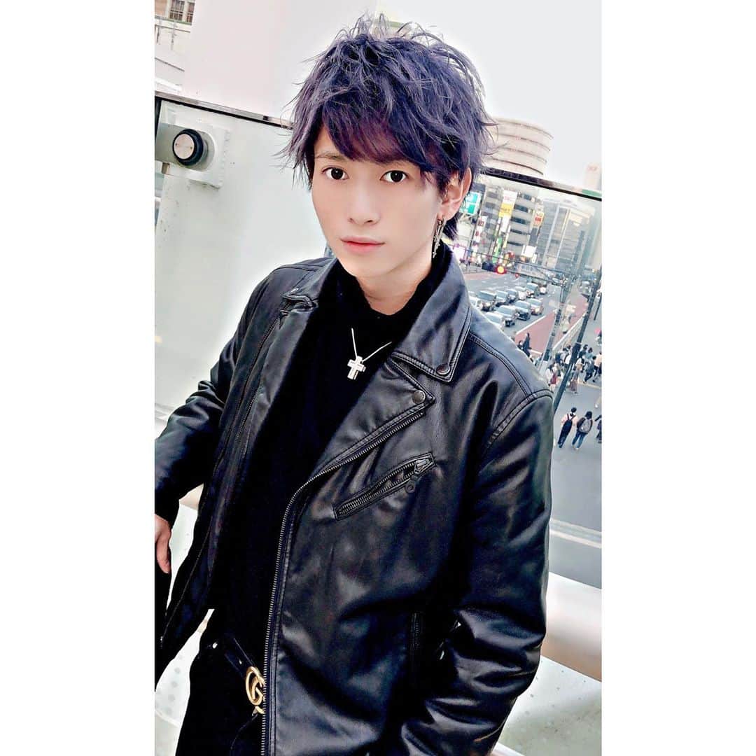 岡田鷹斗さんのインスタグラム写真 - (岡田鷹斗Instagram)「ラベンダーカラー👀✨💜 光が当たるとより分かるのですが、とても綺麗に入れて頂きました♪ ・ ・ ・ #美容院 #ラベンダー #ハイトーン #イケメン #美男 #韓国 #おすすめ #gucci  #髪型 #followｍe」11月5日 11時29分 - okada_takato