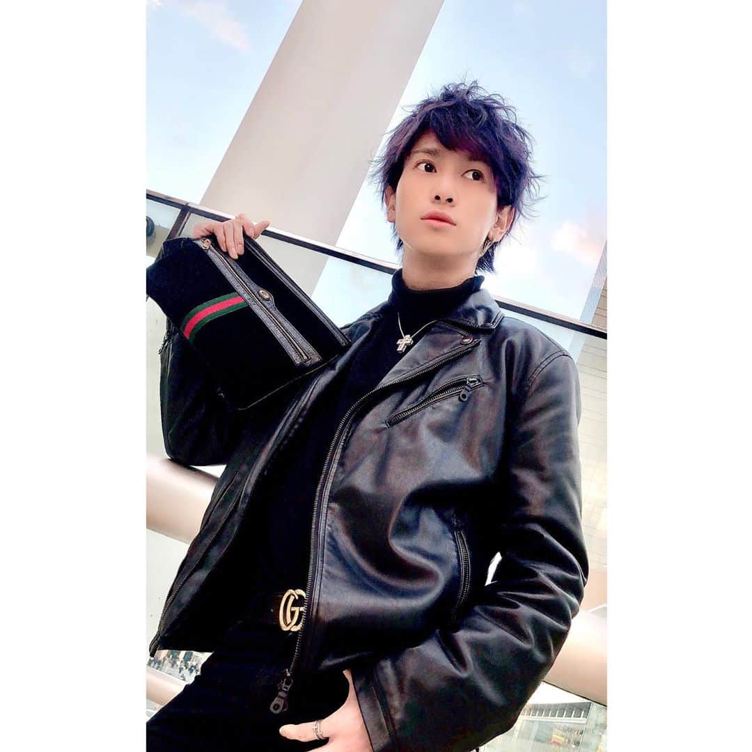 岡田鷹斗さんのインスタグラム写真 - (岡田鷹斗Instagram)「ラベンダーカラー👀✨💜 光が当たるとより分かるのですが、とても綺麗に入れて頂きました♪ ・ ・ ・ #美容院 #ラベンダー #ハイトーン #イケメン #美男 #韓国 #おすすめ #gucci  #髪型 #followｍe」11月5日 11時29分 - okada_takato