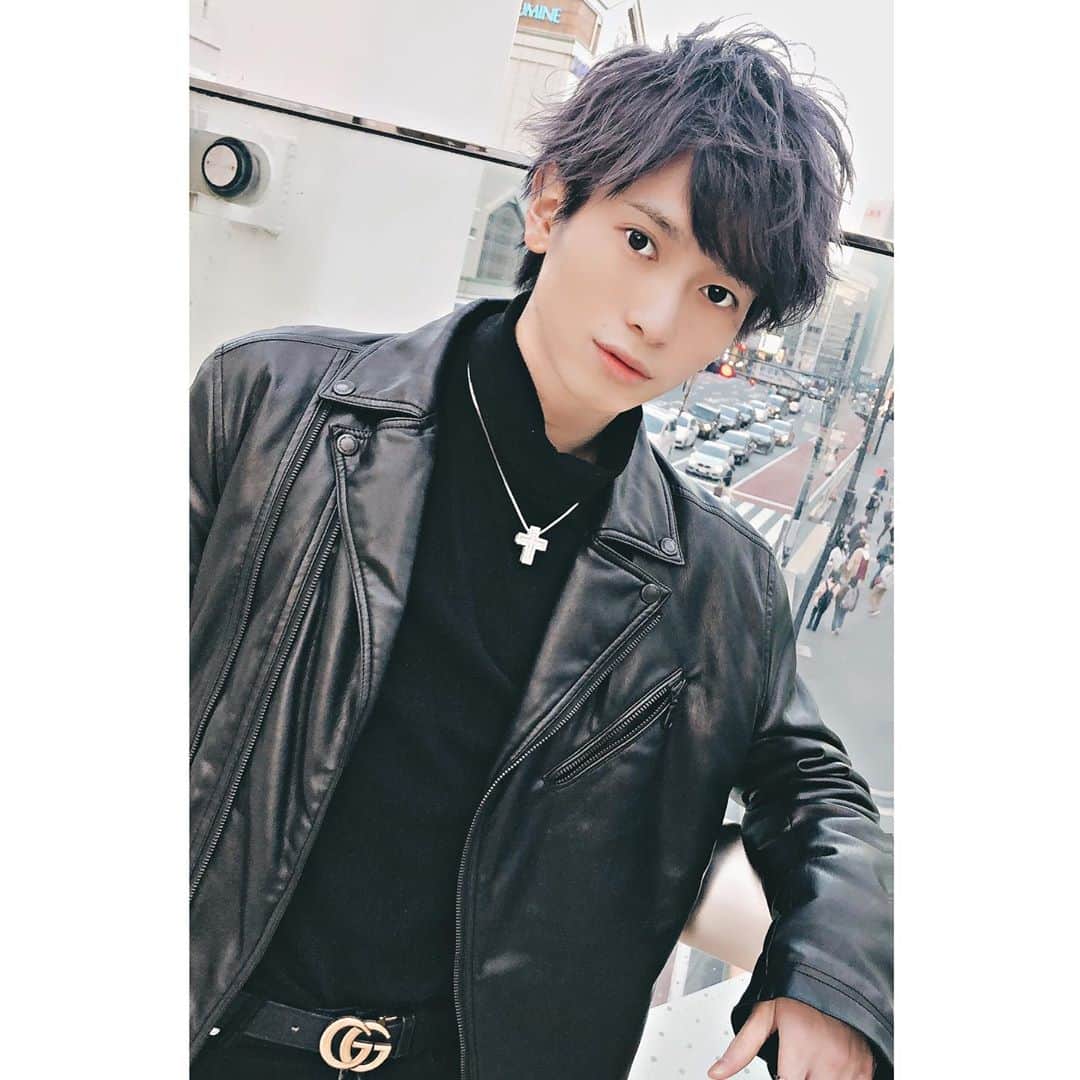 岡田鷹斗さんのインスタグラム写真 - (岡田鷹斗Instagram)「ラベンダーカラー👀✨💜 光が当たるとより分かるのですが、とても綺麗に入れて頂きました♪ ・ ・ ・ #美容院 #ラベンダー #ハイトーン #イケメン #美男 #韓国 #おすすめ #gucci  #髪型 #followｍe」11月5日 11時29分 - okada_takato