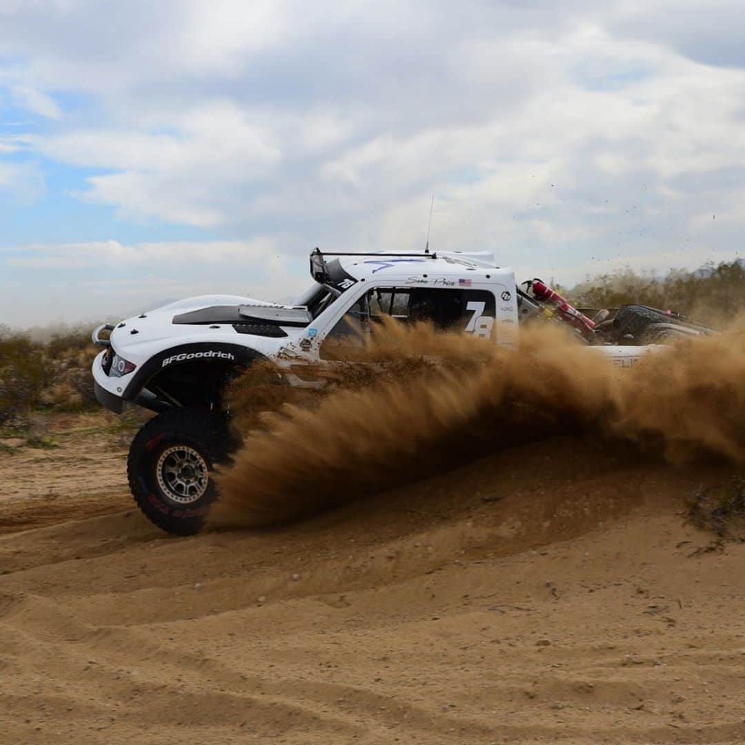 CARLiFESTYLEさんのインスタグラム写真 - (CARLiFESTYLEInstagram)「Off-road with @sarapricemx #carlifestyle」11月5日 11時27分 - carlifestyle
