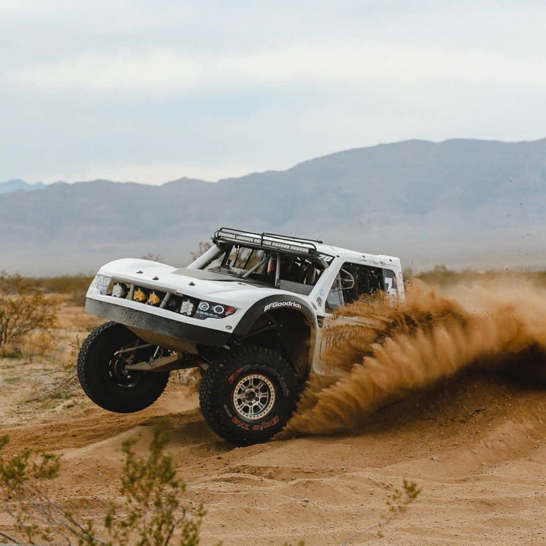 CARLiFESTYLEさんのインスタグラム写真 - (CARLiFESTYLEInstagram)「Off-road with @sarapricemx #carlifestyle」11月5日 11時27分 - carlifestyle