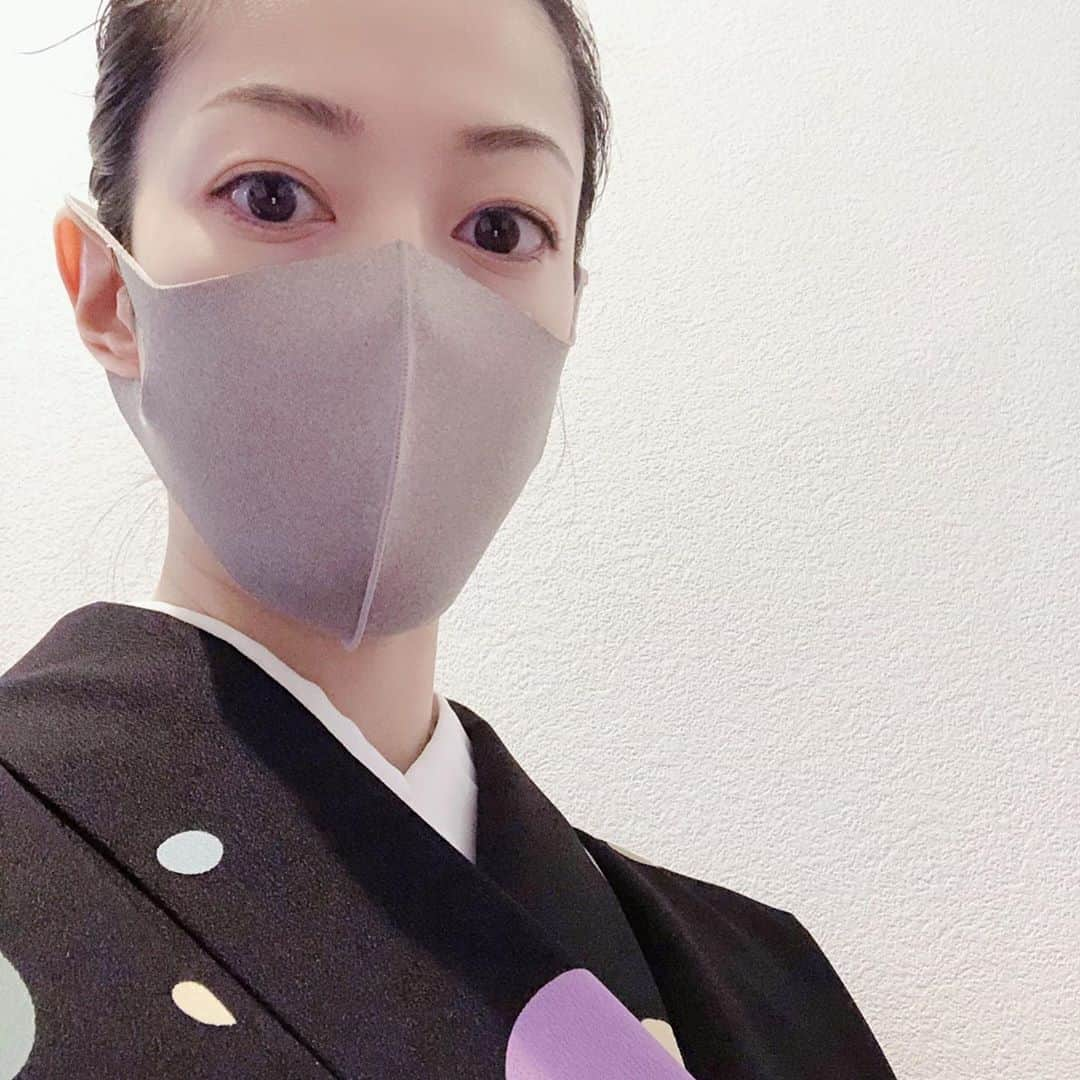 大和悠河さんのインスタグラム写真 - (大和悠河Instagram)「今日も和服で過ごしてます。 だいぶ寒くなりましたね。 気持ちが、、やさしくなれます。 . . . . #yugayamato #大和悠河 #😷　#和服　#和服でお出かけ  #和服👘　#tokyoyearzero #東京令年」11月5日 11時31分 - yugayamato