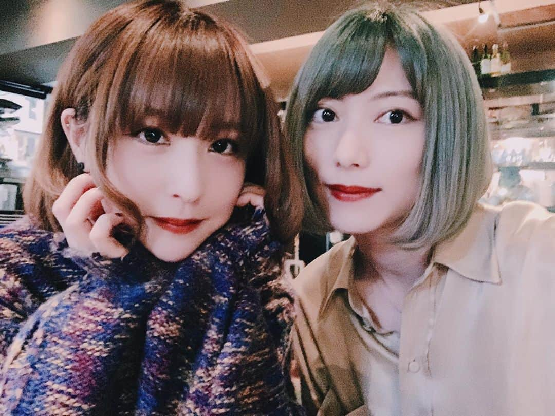 SHIZUKAのインスタグラム：「. ましろちゃんと久しぶりに会った🖤 お互いデビュー前からの仲だけどこうやってゆっくり話せたの初めてで嬉しかった〜！ 可愛くてでも歌うと最強にかっこよくてずっと憧れ🧸🌹 . It’s been a while to see this beautiful girl! We have known each other since....maybe 10 years ago or so but it was the first time to have dinner together😎」