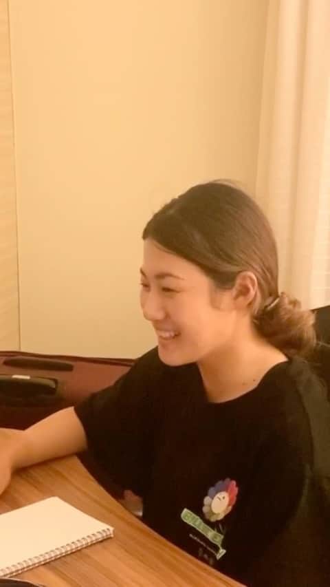 山口すず夏のインスタグラム：「・ 皆さんお久しぶりです☺︎ 今回は、ネイティブキャンプでの、レッスン風景をアップします😄🎥 @nativecamp 様にサポートしていただくようになってから、沢山のネイティブの先生とお話しする事ができています。毎回とても楽しいレッスンなので、今後どのように英語が上達していくかが、自分でも楽しみです‼︎ ・ ネイティブの先生と話すと、動画でもわかるように、発音の仕方などを指摘してくれます‼︎ それは自分にとってとてもありがたい事で、イギリス英語とアメリカ英語で多少の違いはありますが、どうせ話すなら、日本語英語っぽいものより、ネイティブっぽく話せた方がかっこいいと思うので、私はじゃんじゃん指摘してもらってます😆👊 ・ このような動画を通して、皆さんにもっと普通に会話ができるようになっている姿を、見ていただけるように、楽しく頑張っていきたいと思います‼︎ ・ #ネイティブキャンプ#nativecamp#オンライン英会話#英会話レッスン#オンラインレッスン#英会話 #初めて自分で動画の編集しました #めちゃむずい笑 #動画のクオリティアップにも #皆さん乞うご期待 ※これは10月初めに撮ったものです」