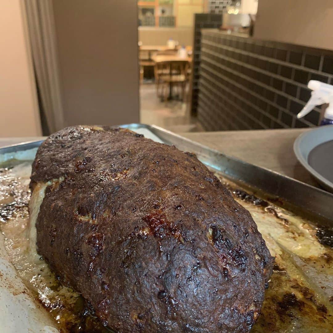 T.G.HEARTH TGハースのインスタグラム：「こんにちはハース恵比寿です🥳﻿ 今日はデザートの日👨‍🍳﻿ ランチ水・木限定30名様限定なのでお早めに〜﻿ 大っきいミートローフもたくさんご用意しております♪﻿ ﻿ 【感染予防対策】﻿ ・アルコール消毒液設置﻿ ・空間殺菌設備稼働﻿ ・テーブル間のアクリル板設置﻿ ・検温機﻿ ・スタッフのマスク着用と手洗い徹底﻿ などお客様に安心してご来店頂けるよう対策しておりますので是非ご来店お待ちしております。﻿ ﻿ ﻿ テイクアウト限定チキンのご案内↓↓↓﻿ 当店名物ロティサリーチキン1羽まるごと¥1980🐓﻿ ☎️03-6416-9830﻿ ﻿ ◆ガレット（YouTubeで動画も見れるよ‼️）﻿ https://www.instagram.com/galette.galette/﻿ ﻿ https://m.youtube.com/channel/UC4nVtquelZgXuDnXWpCQ9sg﻿ ﻿ ◆Uber eats・menu・出前館によるデリバリー﻿ 11:30〜21:00﻿ ﻿ ◆LINE@登録お願いします♪﻿ https://lin.ee/g0H4jc6﻿ ﻿ ﻿ 皆さまの笑顔に会えますように！💕💕💕﻿ ﻿ ﻿ #ハース恵比寿店#代官山ディナー#代官山ランチ#恵比寿グルメ#恵比寿ビストロ#恵比寿ディナー#代官山グルメ #ハース #代官山テイクアウト#恵比寿ランチ#ガレット#チーズ#ロティサリーチキン#gotoeatキャンペーン#gotoキャンペーン#恵比寿ワイン#gotoeat #渋谷ディナー#恵比寿チーズ#ローストチキン#渋谷グルメ#渋谷ランチ#渋谷チーズ#恵比寿カフェ#チーズケーキ#渋谷カフェ#恵比寿新聞#恵比寿ビール#チーズフォンデュ#恵比寿テイクアウト」