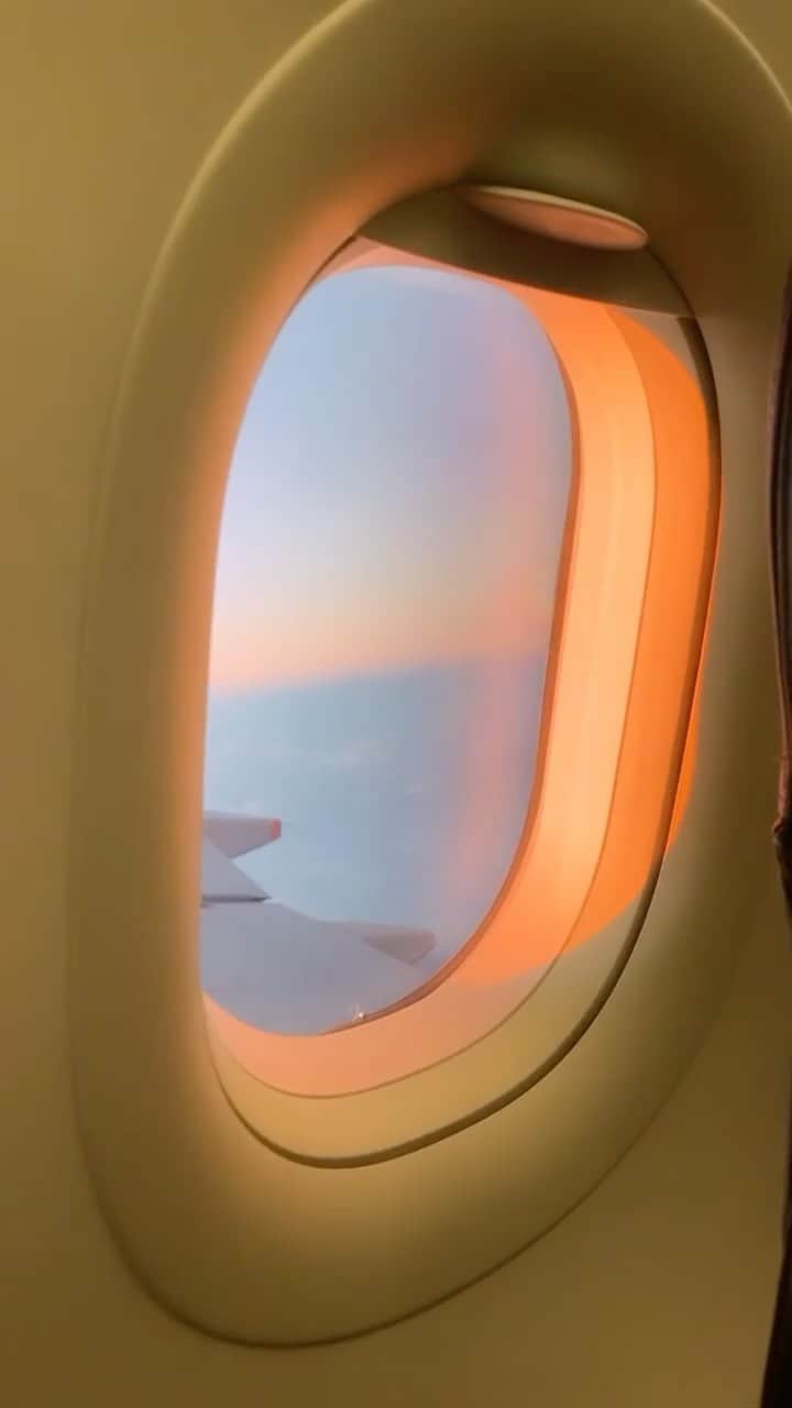 MARISのインスタグラム：「Birthday trip was awesome !! Thank you @light_worker_boy to take me to the paradise on my BD even tho u've been too busy✈︎✈︎✈︎ 🌴💕You knew what I wanted🎁2018.2019はBaliで去年は当てちゃったけど2020の誕生日の日にまさかの沖縄に行くとは思わなかったよ‼︎めっちゃくちゃ忙しい時期なのに予定たててくれてありがとう✈️💕そして毎日ありがとう🎀2020年はすでに日本の思い出がたくさん‼︎最高なお誕生日tripだったよ✈️💕携帯を全然いじらないようにしてたのでこれから写真upしていくね✨Back in Tokyo!! ✈︎✈︎✈︎ #birthday #paradise #birthdaytrip #surprisebirthday #okinawa #tropical #awesome #happiness #thankyou #memories」