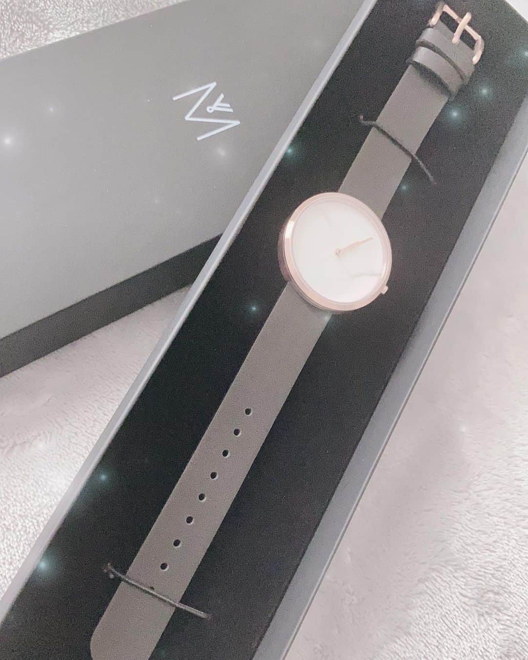 MIYABIのインスタグラム：「． *☼*―――――*☼*――――― ． 〖都会と自然〗がコンセプト MAVEN WATCHES . COSMOPOLITAN Block34mm ホワイトマーブルの大理石を使ってる洗礼されたシンプルな腕時計✨ ． ベルトはレザーで柔らかいし腕にフィットして心地いい感じ💓 ． どんなコーデやシーンでも使える素敵な時計🕊 𓈒 𓂂𓏸 ． クポーンコード〖miyabjzd〗で10％offで買えちゃう✨ 自分好みの素敵な時計を探してみてね💓 ． *☼*―――――*☼*――――― ．  #lalah #アレンジ#可愛い#綺麗#お洒落#キャバ嬢#ホスト#六本木 #mavenwatches #lol#f4f#fashion#makeup#hair#マベン#マベンウォッチズ #腕時計#手元倶楽部 #撮影#style#nail#model#美容」