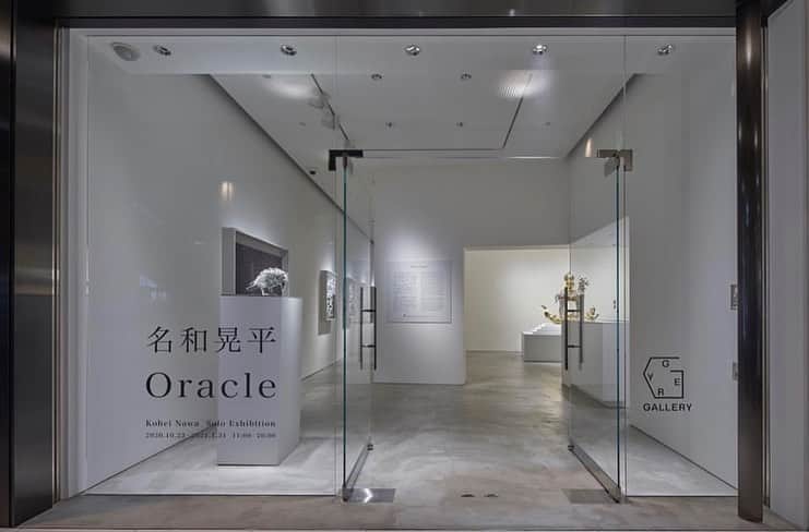 HiRAO INCさんのインスタグラム写真 - (HiRAO INCInstagram)「. 名和晃平　個展「Oracle」 Kohei Nawa solo exhibition Oracle  名和君との出会いは、2010年、私がPRを手がけたKDDIのデザイン携帯プロジェクト iida 。携帯電話をアート作品に一変させることで、人と携帯電話との関係性を問いかける、iidaのArt Editions。 第一弾が草間彌生さんで、第二弾が名和君でした。  あの時からはや10年！ 名和君は、10周年を迎えた京都 ・伏見のスタジオ「Sandwich」を拠点に世界に活動を広げ、日本を代表する現代アーティストとして活躍しています。  今回の個展では、鎌倉時代の「春日神鹿舎利厨子」へのオマージュとして、木彫漆箔仕上げの「Trans-Sacred Deer (g/p_cloud_agyo) 」（通称: 雲鹿）  複数のメディウムや塗料・オイル・油絵具などを混合し、複雑な物質性とテクスチャを生み出すペインティング、さらに、UVレーザーを用いた新作を展示しています  GYREアトリウムには、東京・スパイラルホールと京都 ・ロームシアター京都で行われたピアニストの中野公揮氏のコンサートにも舞台美術として登場した、彫刻作品「Silhouette」が浮かびます  素晴らしい個展 是非見に来て下さい  名和晃平 個展 「Oracle」 会期：2020年10月23日(金) – 2021年1月31日(日)　 時間：11:00-20:00 会場：GYRE GALLERY /GYRE 3F 東京都渋谷区神宮前5-10-1 休館日：不定休 料金：無料 協力：SCAI THE BATHHOUSE, GRAND MARBLE, HiRAO INC  Kohei Nawa solo exhibition Oracle  Dates: Friday, October 23, 2020 ‒ Sunday, January 31, 2021 Hours: 11:00 ‒ 20:00 Venue: GYRE GALLERY, 5-10-1 Jingumae, Shibuya-ku, Tokyo Closed: Irregular days. Check announcements for details. Admission: Free  #GYRE #GYREGALLERY #ジャイル #ジャイルギャラリー #名和晃平 #KoheiNawa #Oracle #Sandwich #雲鹿 #transsacreddeer #Silhouette #表参道 #」11月5日 11時42分 - kayokohirao