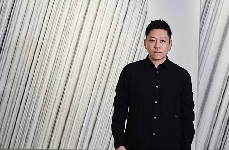 HiRAO INCのインスタグラム：「. 名和晃平　個展「Oracle」 Kohei Nawa solo exhibition Oracle  名和君との出会いは、2010年、私がPRを手がけたKDDIのデザイン携帯プロジェクト iida 。携帯電話をアート作品に一変させることで、人と携帯電話との関係性を問いかける、iidaのArt Editions。 第一弾が草間彌生さんで、第二弾が名和君でした。  あの時からはや10年！ 名和君は、10周年を迎えた京都 ・伏見のスタジオ「Sandwich」を拠点に世界に活動を広げ、日本を代表する現代アーティストとして活躍しています。  今回の個展では、鎌倉時代の「春日神鹿舎利厨子」へのオマージュとして、木彫漆箔仕上げの「Trans-Sacred Deer (g/p_cloud_agyo) 」（通称: 雲鹿）  複数のメディウムや塗料・オイル・油絵具などを混合し、複雑な物質性とテクスチャを生み出すペインティング、さらに、UVレーザーを用いた新作を展示しています  GYREアトリウムには、東京・スパイラルホールと京都 ・ロームシアター京都で行われたピアニストの中野公揮氏のコンサートにも舞台美術として登場した、彫刻作品「Silhouette」が浮かびます  素晴らしい個展 是非見に来て下さい  名和晃平 個展 「Oracle」 会期：2020年10月23日(金) – 2021年1月31日(日)　 時間：11:00-20:00 会場：GYRE GALLERY /GYRE 3F 東京都渋谷区神宮前5-10-1 休館日：不定休 料金：無料 協力：SCAI THE BATHHOUSE, GRAND MARBLE, HiRAO INC  Kohei Nawa solo exhibition Oracle  Dates: Friday, October 23, 2020 ‒ Sunday, January 31, 2021 Hours: 11:00 ‒ 20:00 Venue: GYRE GALLERY, 5-10-1 Jingumae, Shibuya-ku, Tokyo Closed: Irregular days. Check announcements for details. Admission: Free  #GYRE #GYREGALLERY #ジャイル #ジャイルギャラリー #名和晃平 #KoheiNawa #Oracle #Sandwich #雲鹿 #transsacreddeer #Silhouette #表参道 #」