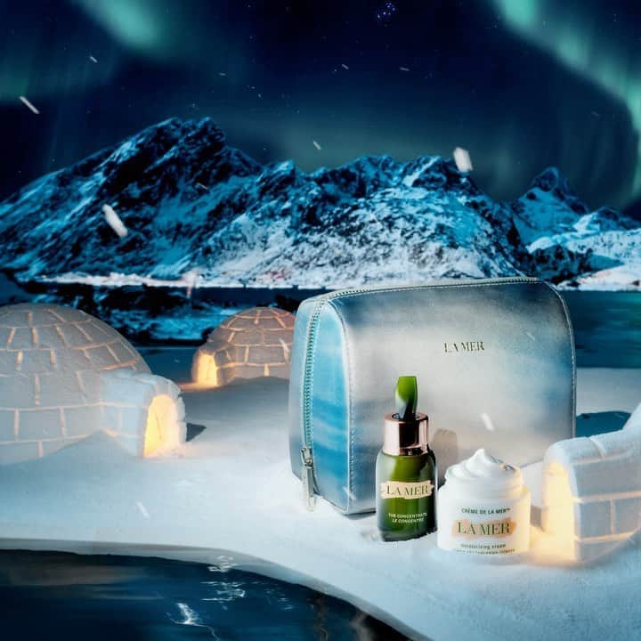 ドゥラメールのインスタグラム：「Snap up our special edition sets before it’s too late. The Restorative Hydration Collection ensures all is calm and all is bright.」