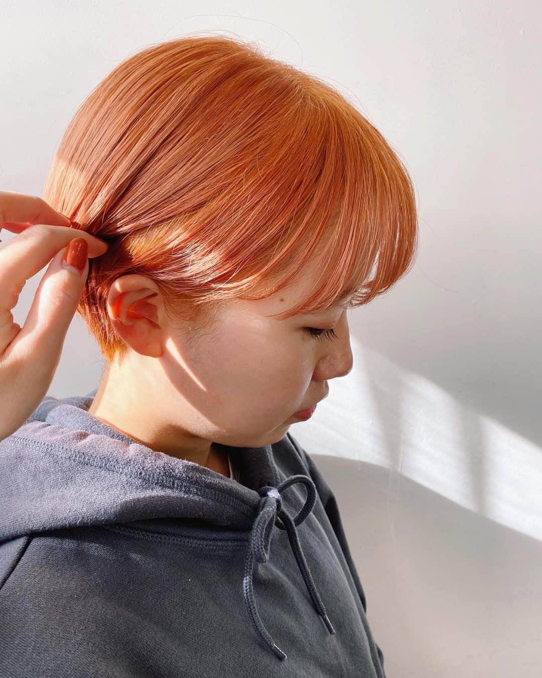 のインスタグラム：「.﻿ みずきちゃんブリーチリタッチして﻿ オレンジベージュに🍊🧡﻿ くすませたいけど沈ませたくはないので﻿ 少〜しだけシルバーを混ぜるのがポイント✌🏻😇﻿ ﻿ #mihoc_work #haircolor #オレンジカラー #オレンジヘアカラー」