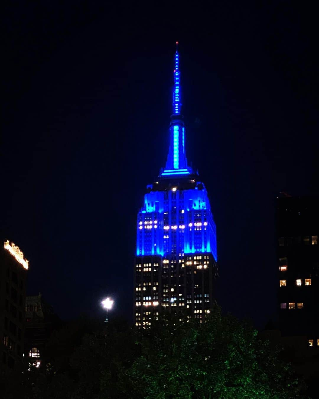 ラファエル・スバージさんのインスタグラム写真 - (ラファエル・スバージInstagram)「Looking #blue   #empirestate」11月5日 11時49分 - raphaelsbarge