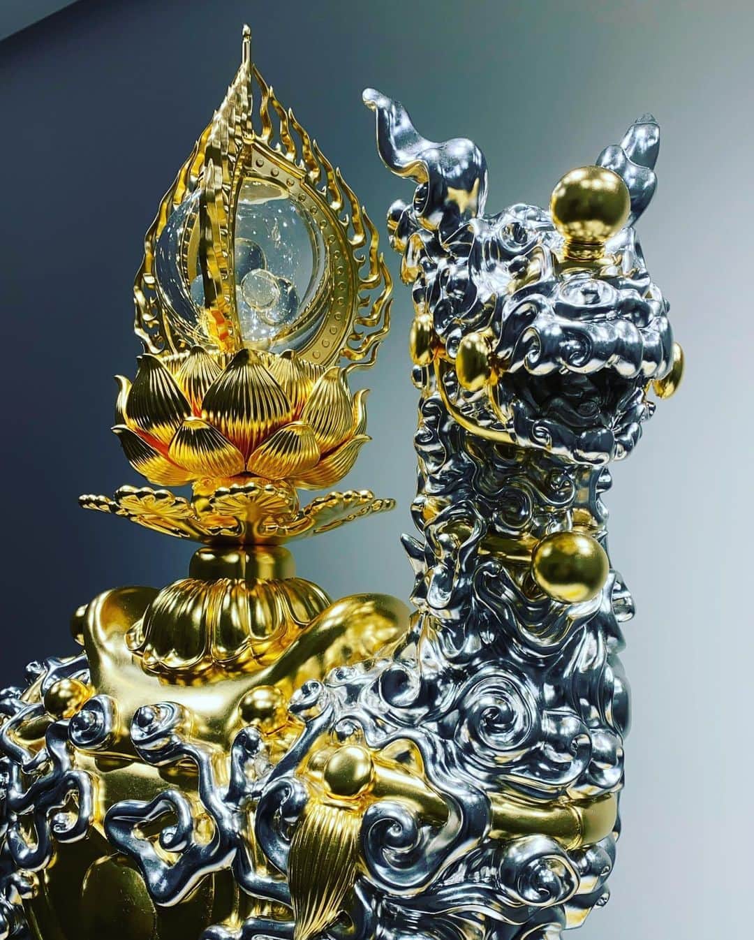 谷川じゅんじのインスタグラム：「Exhibition “Oracle” by Kohei Nawa.   名和くんの個展「Oracle」がGYRE GALLARY で開催中。新作ラッシュで見応えはかなり。明治神宮でも作品は見られます。秋の表参道、ぶらぶらぜひ。#gyregallery #koheinawa #exhibition #oracle #goodvibesonly #thisisjapan」