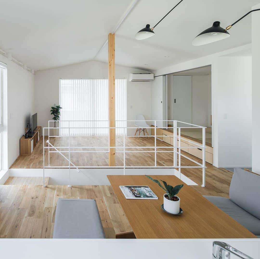 ルポハウス一級建築士事務所さんのインスタグラム写真 - (ルポハウス一級建築士事務所Instagram)「・ ・ ・ ２階リビングならではの明るい空間。 ・ キッチンダイニングとリビングを緩やかに分ける階段と、勾配天井によって空間をより広く感じられます。 ・ ・ ・ 𓐌𓐌𓐌𓐌𓐌𓐌𓐌𓐌𓐌𓐌𓐌𓐌𓐌𓐌𓐌𓐌𓐌𓐌  ルポハウスの施工事例はこちらまで☞ @reposhouse  𓐌𓐌𓐌𓐌𓐌𓐌𓐌𓐌𓐌𓐌𓐌𓐌𓐌𓐌𓐌𓐌𓐌𓐌 #ルポハウス は#ちょっとかっこいい家 を"友人のために" という思いでつくっています。 一生に一度の#マイホーム。 「あなたにしかできない」×「ルポハウスだからできる」で、 私たちだけの#家づくり を思いっきり楽しんでみませんか？！ ・ ・ ・ #住宅 #注文住宅 #新築一戸建て #デザイナーズ住宅  #一級建築士事務所 #設計事務所  #滋賀県大津市 #滋賀県草津市 #滋賀県栗東市  #滋賀県近江八幡市 #２階リビング #勾配天井 #勾配天井リビング #リビングインテリア #ナラ無垢材 #オーク無垢材」11月5日 11時54分 - reposhouse