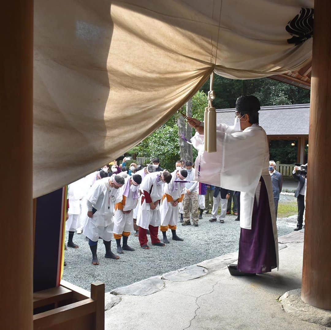 西条市さんのインスタグラム写真 - (西条市Instagram)「【LOVESAIJOじかん】﻿ ﻿ 氏神様のご神体﻿ 今年も地域をめぐりました﻿ ﻿ ﻿ ﻿ Repost @araragism﻿ ・・・﻿ 伊曾乃神社例大祭(神幸祭)﻿ 今までにない﻿ 祭りの形﻿ ﻿ 5:30 伊曾乃神社から参戦﻿ 10:20 神拝公民館合流﻿ そして上神拝集会所前に入り浸り﻿ 最後は上喜多川で撮影し﻿ 今年の祭りが終わった﻿ ﻿ 来年こそ﻿ 来年こそは﻿ 祭りで会おう！﻿ #伊曾乃神社 #伊曾乃神社例大祭 #lovesaijo #lovesaijoまつり #さいたーず #神幸祭 #来年こそは #西条祭り #上神拝 #上喜多川 #だんじり #来年は年番 #あららぎずむ #araragism #お祭りカメラマン﻿」11月5日 11時58分 - lovesaijo