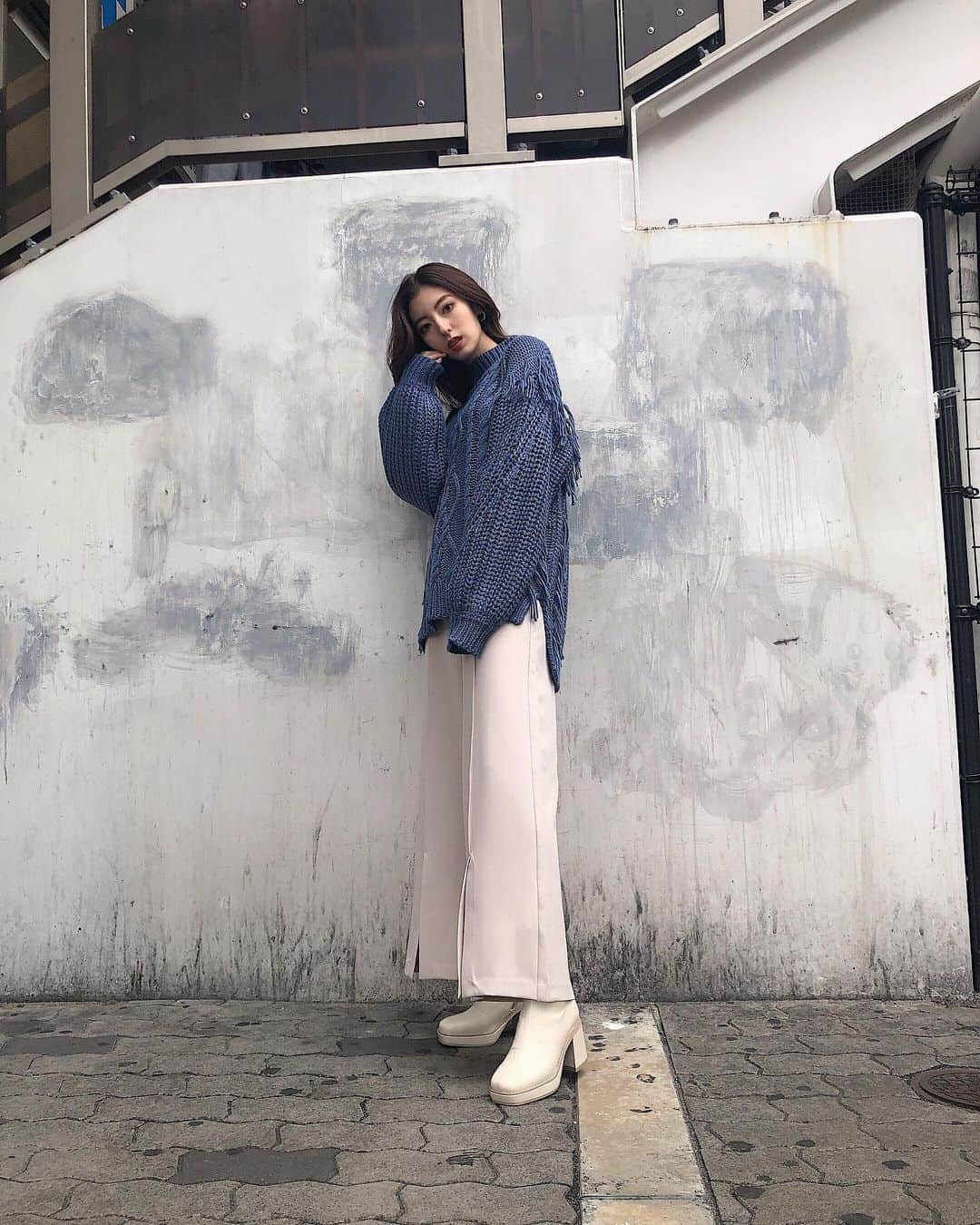高村 楓のインスタグラム：「. . たまにはブルー🧵🧵🧵 ケーブルニットってやっぱり可愛い🤤🤍 . 今日はお休みやからゆっくり寝ようと思ったけど 最近朝早くに目が覚めちゃう🤣 . #MURUA#murua_snap#murua_by_staff#code#fashion #ムルーア#フリンジケーブルニット#ニット#コーデ#ファッション」