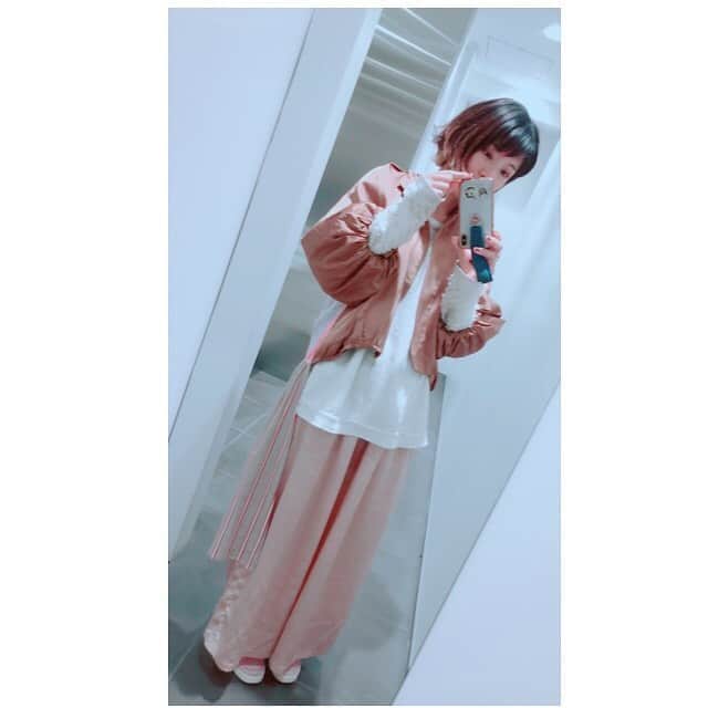 のインスタグラム：「昨日の👗🤍 . 前から欲しかったアウターをついにget👍🏻🔥 めためた可愛い！！ キャメルにオーロラカラーって斬新よね🌈🐪 . jacket @jine_official  top @guri.tokyo.japan  pants @marte_vintage  shoes @onitsukatigerjp  . #ootd #ootdfashion #fashion  #jine #guri #marte #onitsukatiger」