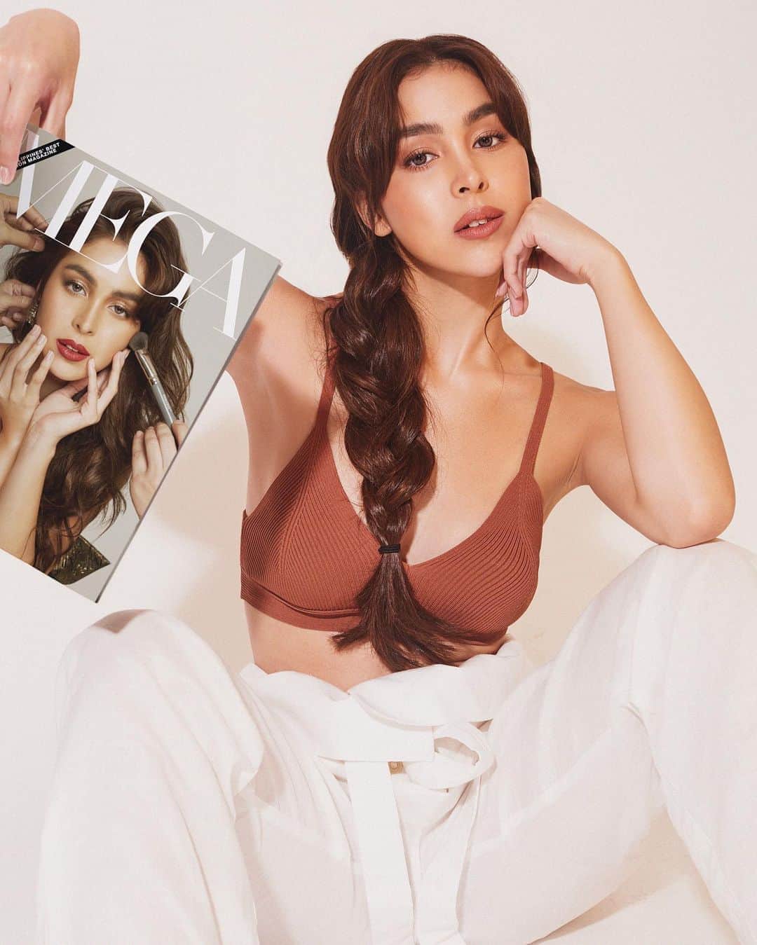 ジュリア バレットのインスタグラム：「So thrilled to be on the cover of @megaentph’s first ever issue 🤎  Download the digital issue now via Readly, Zinio, Magzter and Press Reader. You may also place your orders via email at order@onemega.com or buy the print copy online via Lazada and Shopee.」
