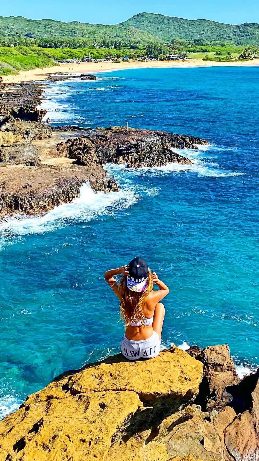 shihoのインスタグラム：「💙💎💙💎💙 ・ 📍Koko Crater Railway Trail ・ 久々のりーる♡ 奥の奥まで見える Hawaiiの綺麗な海の景色。 最高だあああ！ ・ たくさんのビーチがあるHawaii。 場所によって海の色がさまざまで どこに行っても綺麗な海と出逢え いろんなHawaiiの表情が見れるのも 魅力の1つだよね🥰💙 ・ #hawaii#islandofoahu#oahu#ハワイ#trip #オアフ島#travel#loco_hawaii#travel_jp #funtorip#タビジョ#旅MUSE#genic_travel #genic_mag#たびねす#旅行#genic_hawaii」