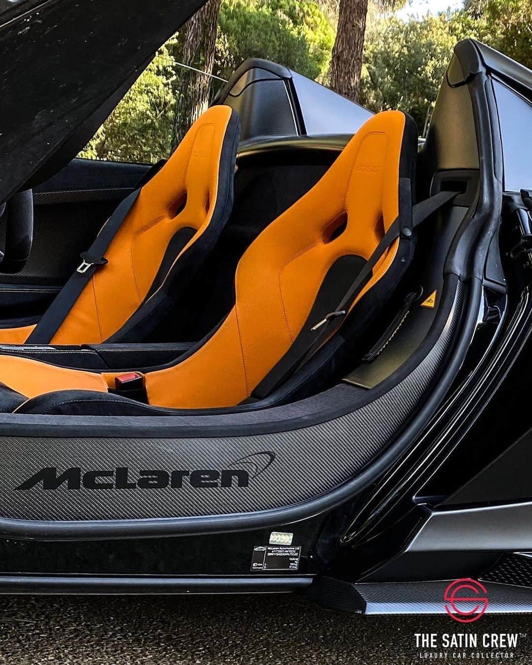 CARLiFESTYLEさんのインスタグラム写真 - (CARLiFESTYLEInstagram)「Black and Orange McLaren 675LT. Owner @thesatincrew #carlifestyle」11月5日 12時11分 - carlifestyle