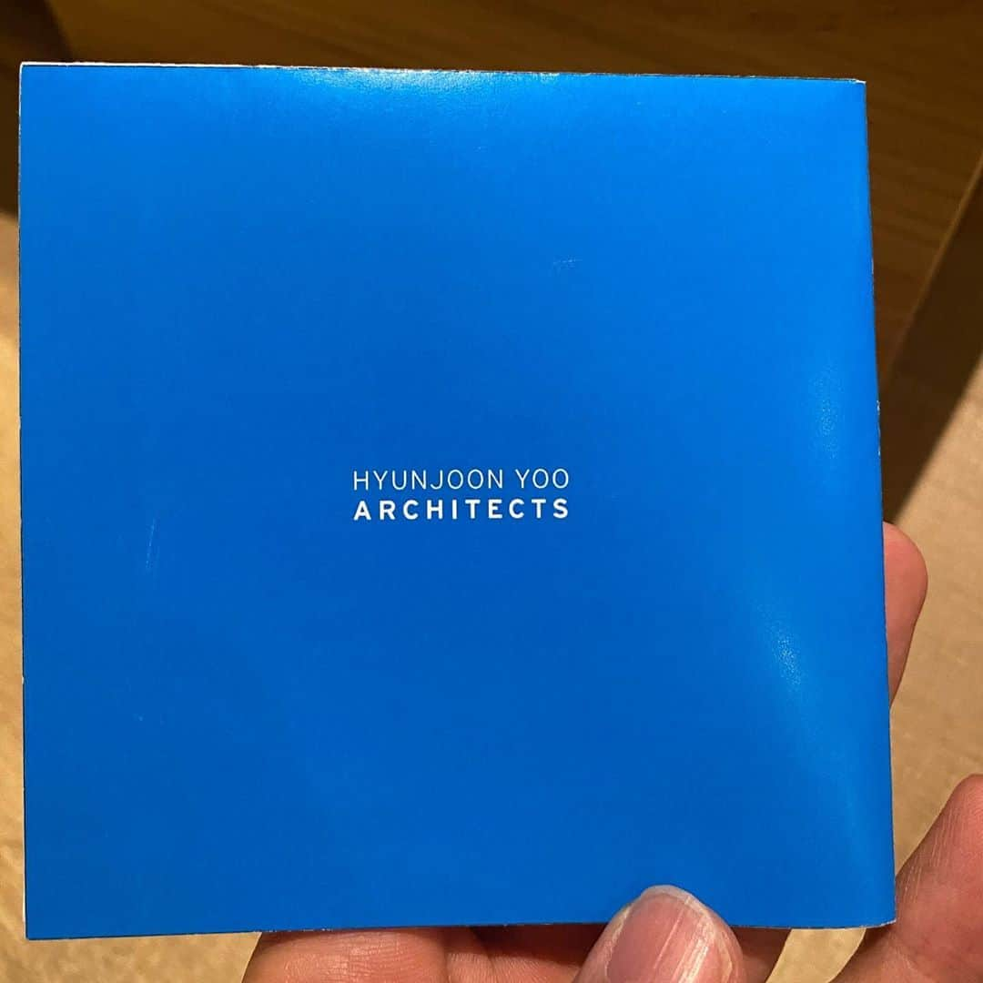 チャンミンさんのインスタグラム写真 - (チャンミンInstagram)「present from professor @hyunjoon88  . . #hyunjoonyooarchitects #교수님감사합니다🙈#개팔자가상팔자」11月5日 12時22分 - changmin88