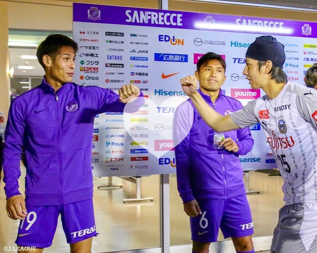 のインスタグラム：「.﻿ 相手へのリスペクト #グータッチ ﻿ ﻿ ﻿ #サンフレッチェ広島 #佐々木翔 選手と﻿ #川崎フロンターレ #田中碧 選手でグータッチ✨﻿ ﻿ ﻿ ﻿画像をダプルタップして﻿ 選手とグータッチしよう❗️﻿ ﻿ ﻿ #Ｊリーグ﻿ #jleague﻿ ﻿ ﻿#青山敏弘 #doubletaptohighfive #doubletap #highfive﻿ #ダブルタップ #ハイタッチ #🙌 #💪﻿ #soccer #football #japanfootball ﻿ ﻿ #サッカー #フットボール﻿ #ダブルタップしてください﻿ #ダブルタップ #タップ ﻿ #💜 #🐬 ﻿」
