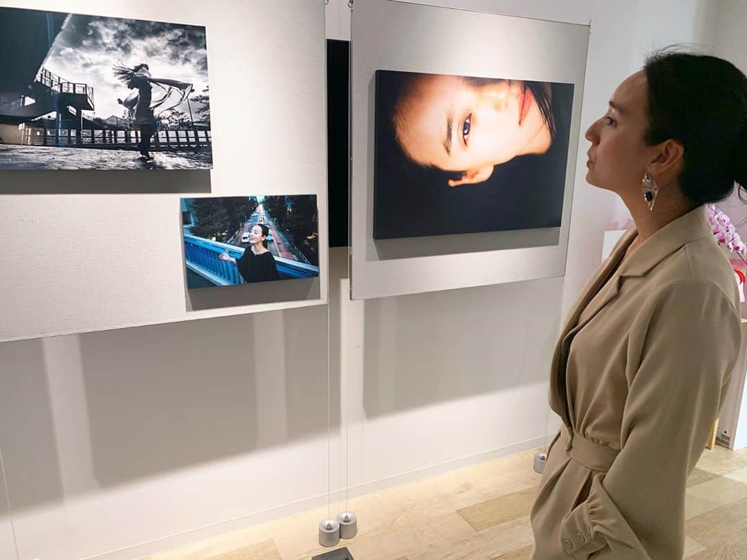のインスタグラム：「関康隆写真展「Just sing」にお越しくださった皆様、ありがとうございました。こんな状況にも関わらず、遠方も含めたくさんの方々に来ていただいたそうです。巡回したいです！ 写真集もあります。是非↓ **************************  関 康隆　作品展 Just sing 写真集発売！！  コロナ禍でも変わらずに歌い続けるシンガーソングライター「レイヤマダ」 そんな彼女の淡々とした強さと魅力にスポットをあてた写真展「Just sing」の全作品を収録した写真集が発売開始！  1冊 ¥3,000(税込) 送料 ¥300  お申込はこちらまで seki@akala.info *************************  #関康隆#写真展#福岡#ソニーストア#sonustore#justsing#レイヤマダ @y.s.photo_bw  @sonyalpha」