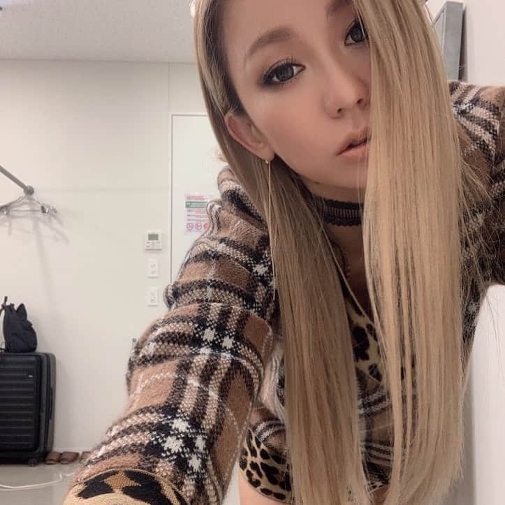 倖田來未さんのインスタグラム写真 - (倖田來未Instagram)「.﻿ 昨日はとある撮影してまいりましたーっ！﻿ おったのしみにぃーっ！﻿ ﻿ #収録 #乞うご期待 #ベージュコーデ #fashion #ootd #burberry #gyda #dollskill #anelatokyo #カラコン #loveil #kodakumi #倖田來未」11月5日 12時18分 - kodakumi_official