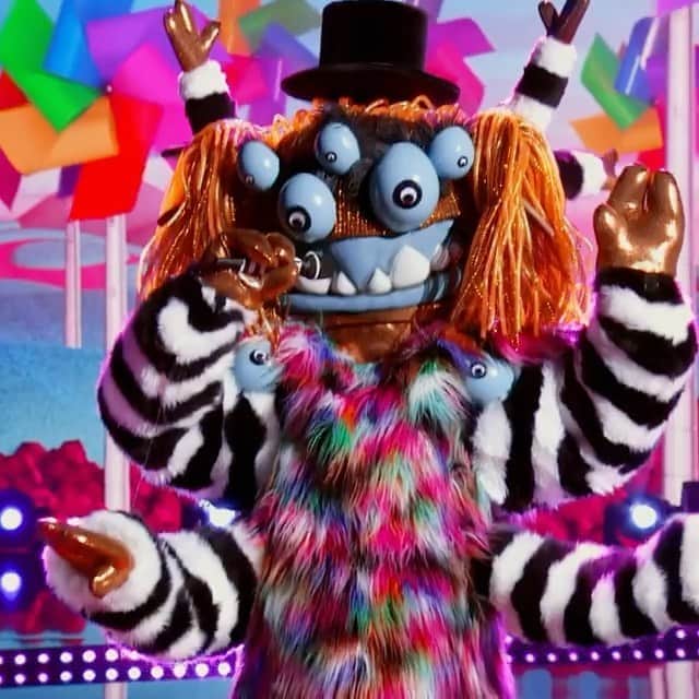 ボブ・サゲットのインスタグラム：「I don’t know whoever this guy was last week @maskedsingerfox @foxtv but he had something special... Eye can’t put my finger in it.... And He’s back tonight on #Fox —  The world’s so nuts, I don’t know if it was me anymore behind the #SquigglyMonsterMask!! If it WAS me, I loved singing on the @maskedsingerfox which aired Tonight.   Don’t miss an all-new episode of #TheMaskedSinger next Wednesday at 8/7c on @FOXTV!」