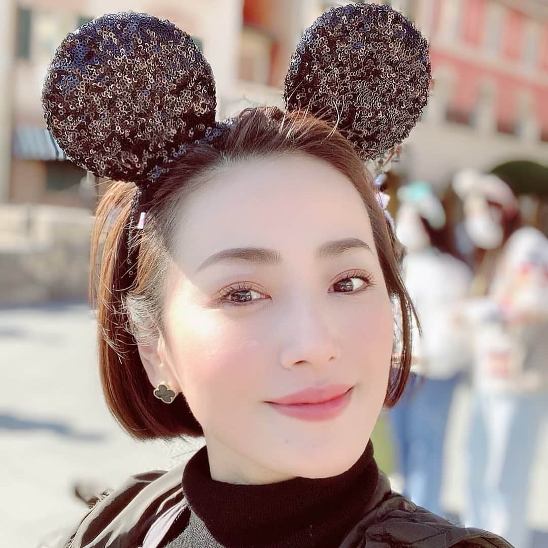 のインスタグラム：「夢の国〜🌈✨  行ってきます😷💕  #すでに、私の方が楽しんでる #ディズニーシー #instadisney #ディズニーコーデ #instagood」
