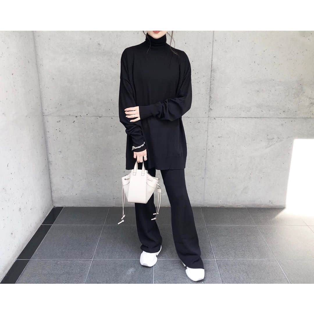 kumiさんのインスタグラム写真 - (kumiInstagram)「朝晩すっかり冷えてきたから @zara のアウターをおろしました。  中はモコモコでリバーシブル。 2度楽しめる嬉しさ☺︎☺︎  中のセットアップは @gallardagalante_navy   大人な丈感に上品なシルエット。 すらりとスタイルアップして見せてくれる。  単品でも間違いなく使えるやつです♡  #zara#gallardagalante_navy#mm6#mm6maisonmargiela#loewe」11月5日 17時47分 - 93_0920