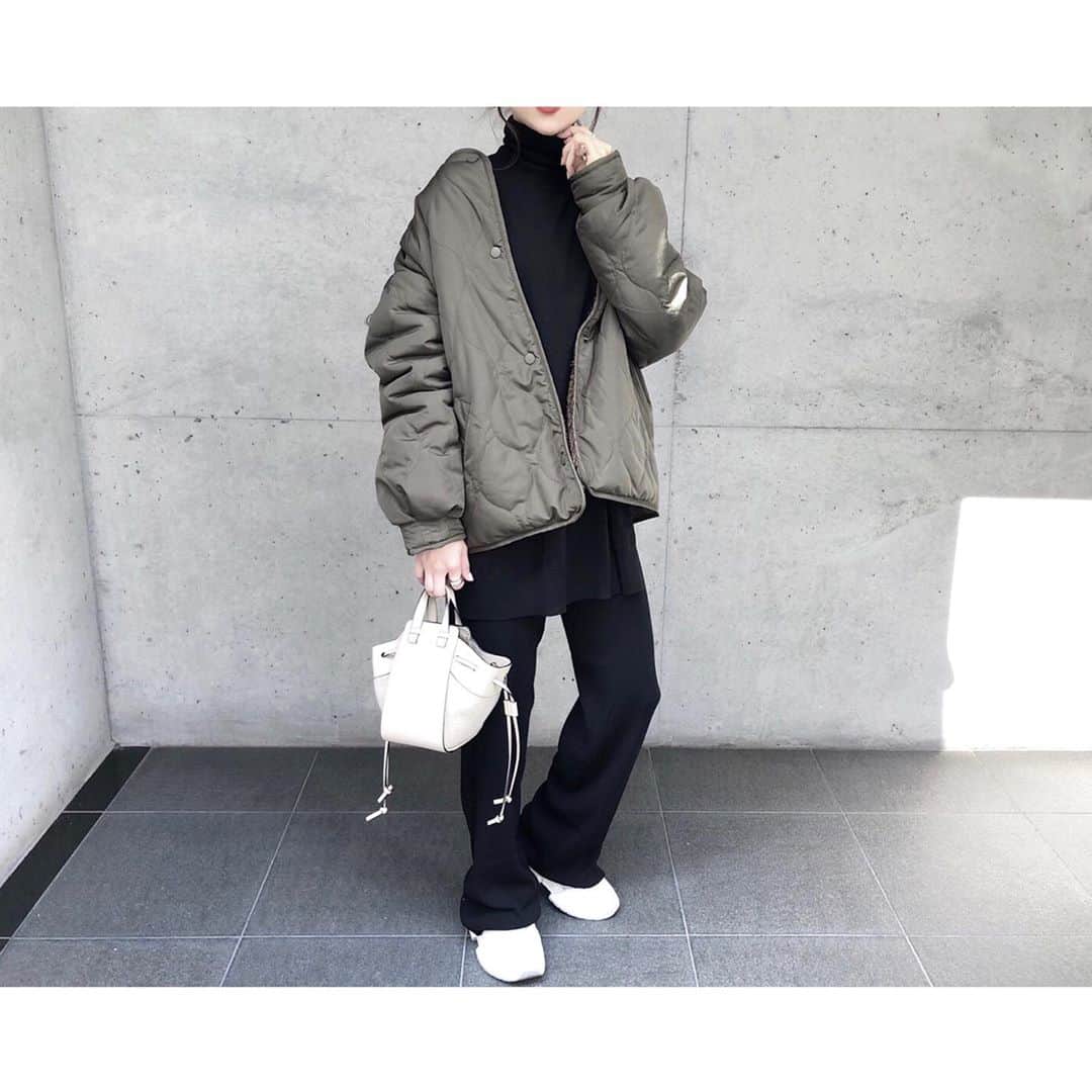 kumiのインスタグラム：「朝晩すっかり冷えてきたから @zara のアウターをおろしました。  中はモコモコでリバーシブル。 2度楽しめる嬉しさ☺︎☺︎  中のセットアップは @gallardagalante_navy   大人な丈感に上品なシルエット。 すらりとスタイルアップして見せてくれる。  単品でも間違いなく使えるやつです♡  #zara#gallardagalante_navy#mm6#mm6maisonmargiela#loewe」