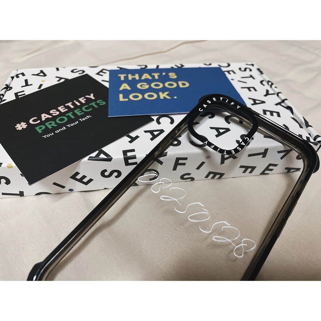 etsucoのインスタグラム：「✱ ✱ ✱ 結局また #CASETiFY にしちゃうだよなぁ〜。あぁ〜すこぶるデカい。。🙄 ✱ ✱」