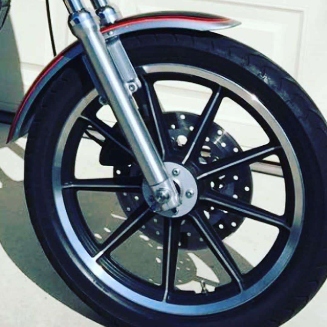 世田谷ベースさんのインスタグラム写真 - (世田谷ベースInstagram)「#motorcycle #custom#harleydavidson #bike#america #cool#enjyoy #happy#wheel #buchanan  #รถจักรยานยนต์. #กำหนดเอง.  #ญี่ปุ่น #ฮอนด้า #คาวาซากิ. #ซูซูกิ. #ยามาฮ่า.  #ฮาร์เลย์เดวิดสัน.   バイクの素敵なパーツをご紹介したいと思いますのでよろしくお願いします^_^（シンP）  コチラはキャストの9本スポークです！ キャストホィールのメリットはチューブレスタイヤでしたら手間をかけずにメンテ出来る所や色んなデザインが製造出来るので幅広くcustom出来ますね^_^」11月5日 17時49分 - soumu_yuichiro