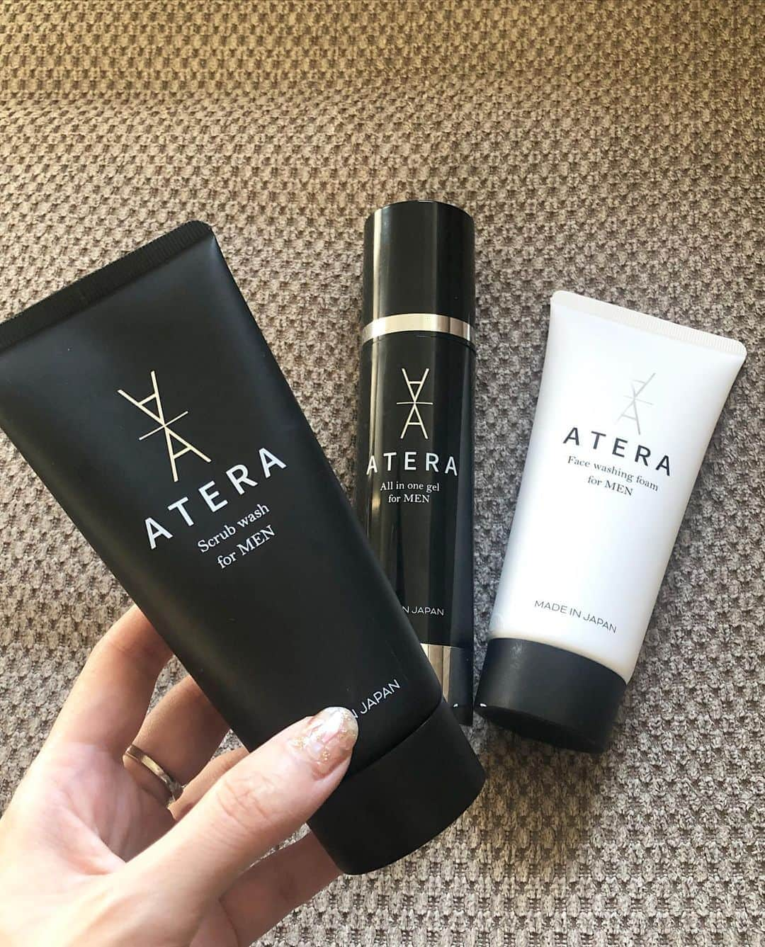 菊池かなこさんのインスタグラム写真 - (菊池かなこInstagram)「. 大人気のメンズコスメブランド @atera_shop_official . 20~30代男性の肌悩みとして多い カミソリ負け、ニキビ 女性の敏感肌にも特化した成分が入っているとのこと💡 . 使ってみると優しい使い心地で メンズコスメにありがちな 突っ張り感は全然ありませんでした✨ . ✔︎スクラブ入りの洗顔料 ✔︎ジェルタイプ洗顔料 ✔︎オールインワン . 何気なくコンビニの洗顔料などを使っている男性の方は 違いがしっかり感じられるし お手頃価格なのでぜひ試して欲しいと思いました😍 . . ୨୧┈┈┈┈┈┈┈┈┈┈┈┈┈┈┈┈┈୨୧ @atera_shop_official #ATERA #アテラ #メンズコスメ #メンズスキンケア #敏感肌コスメ #洗顔フォーム #pr #敏感肌#敏感肌洗顔料#ゆらき肌#ユニセックスコスメ #メンズ美容#美容男子」11月5日 17時51分 - canana_kanako