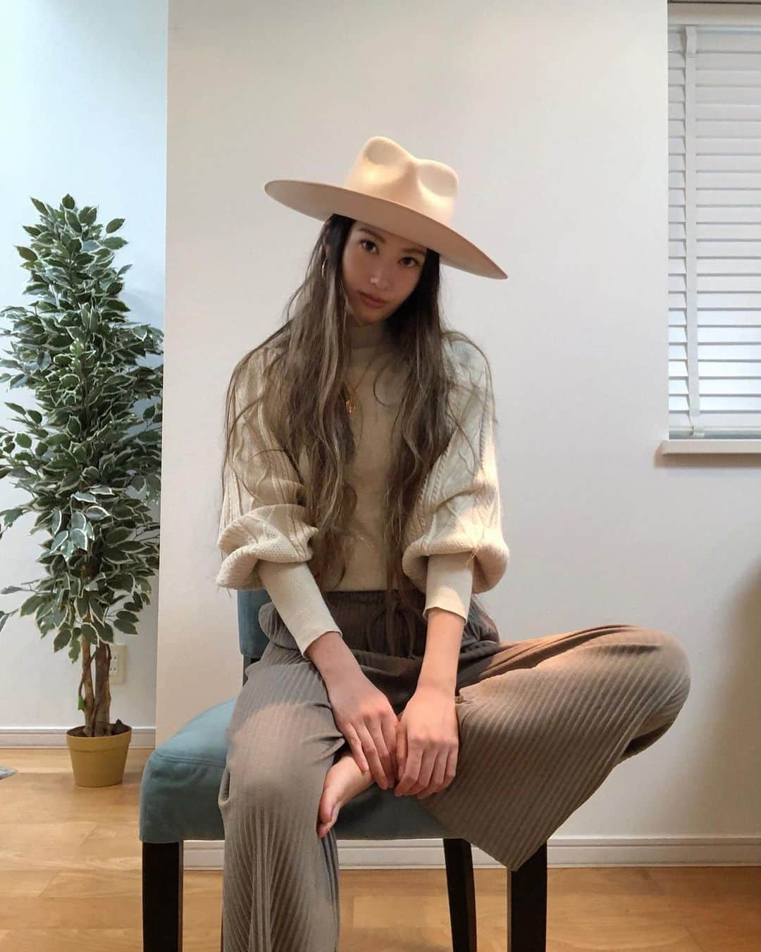 Mihoさんのインスタグラム写真 - (MihoInstagram)「ℴ𝓊𝓉𝒻𝒾𝓉🌿﻿ Tops: @fifth_store pants : @fifth_store  ちょっとそこまでコーデ🐄  2点買ったら、さらにお得になるキャンペーンやっていたので今日のお洋服は上下ともにfifthです☘  #fifth #fifthtl #フィフス #ケーブル編みボリュームスリーブニット #イージーリブパンツ #ワンマイルコーデ#ワンマイルウェア#リラックスコーデ #おうちコーデ#おうちファッション#おうち時間 #shwf #カジュアル#トレンド#平均身長コーデ#ニットコーデ#秋コーデ」11月5日 17時52分 - march16m