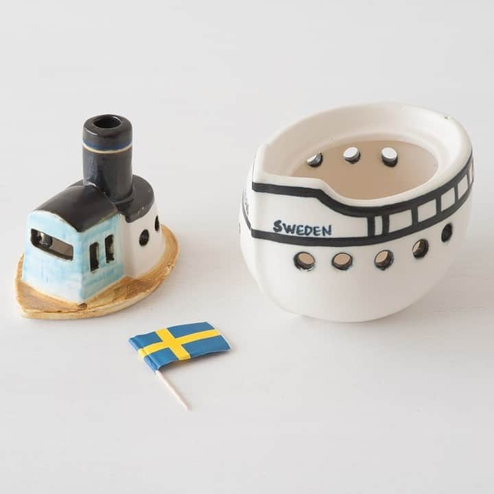 フリーデザインさんのインスタグラム写真 - (フリーデザインInstagram)「スウェーデンを代表する陶芸家リサラーソンの陶器のボート。 スウェーデンの伝統的なデザインの船をモチーフにしてデザインされました。 こちらは当時の石膏型をそのまま使用し、今も職人により一つ一つ手作業で仕上げられた復刻品です。  甲鈑部分が取り外せるので、小物入れやキャンドルフォルダーとしてもお使い頂けます。 お子様ランチのような、スウェーデンの旗も愛らしいですね。 . . ▼詳細はプロフィールのリンクからご覧いただけます。 → @freedesign_jp . 【取扱店舗】 #フリーデザインオンラインショップ . #リサラーソン #lisalarson #lisalarsonceramic #オブジェ #ボート #グスタフスベリ #gustavsberg #sweden #スウェーデン #北欧 #北欧デザイン #北欧雑貨 #北欧スタイル #ライフスタイルショップ #暮らしを楽しむ #雑貨店  #zakka #雑貨屋 #インテリアショップ #freedesign #フリーデザイン #吉祥寺 #kichijoji」11月5日 12時30分 - freedesign_jp