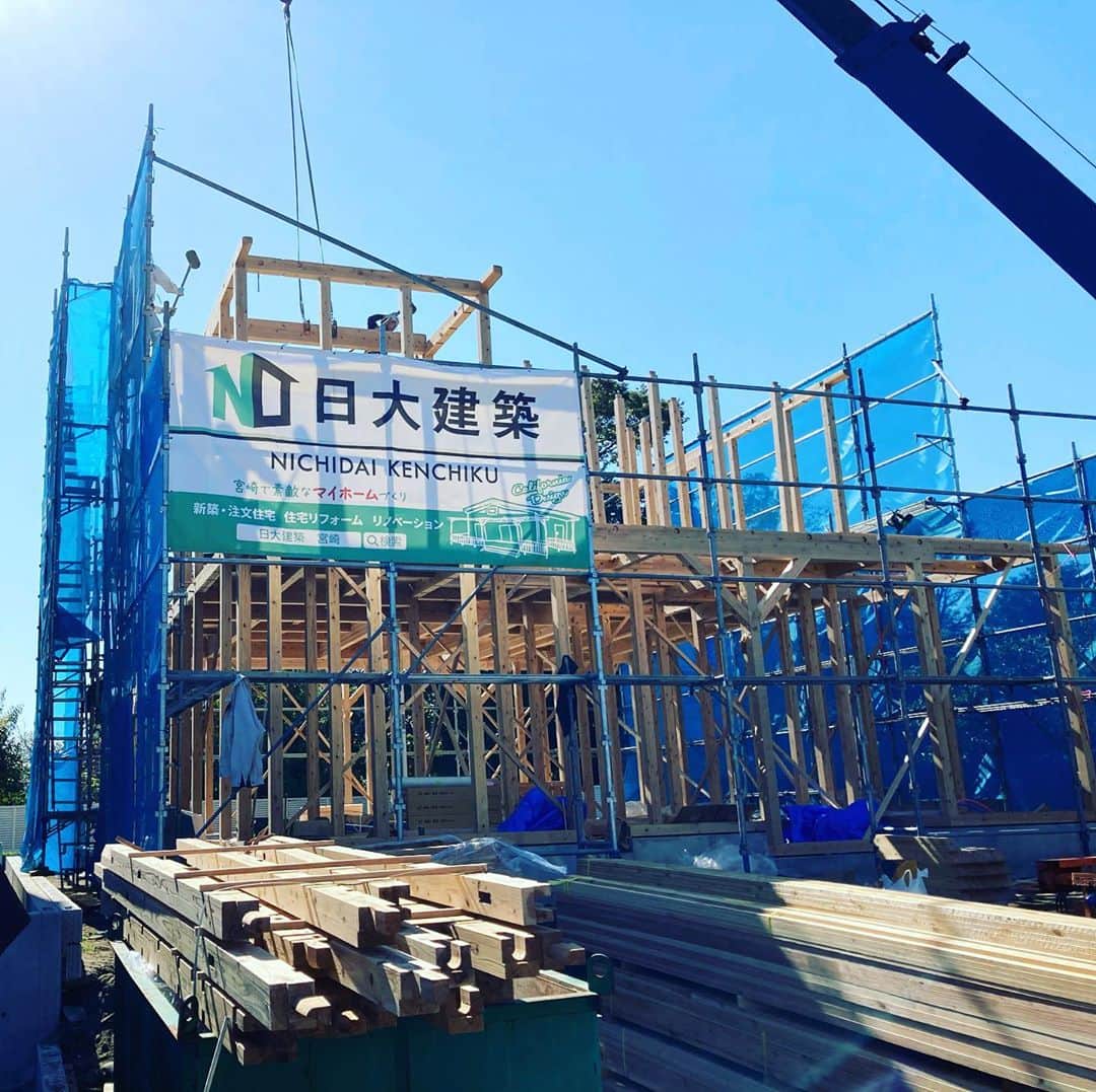 日大建築のインスタグラム：「大工さんが集まり建て方中‼︎ 骨組みから屋根までは1日で立ち上がります‼︎ #日大建築#カリフォルニアスタイル #サーファーズハウス新築#注文住宅#宮崎市#モダン#オシャレ#ビーチ#海#surf #ハワイ#アメリカン#大工#建築#設計#ウッドスタイル#中古住宅#リフォーム#リノベーション#カバードポーチ#ウッドデッキ#ヘリンボーン#マイホーム#家造り」