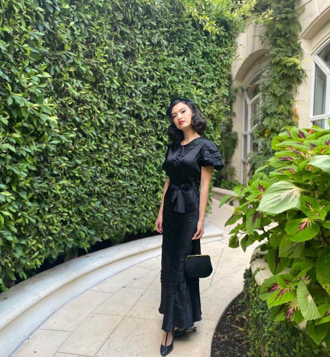 ラライン・シャーのインスタグラム：「Loved vintage hunting with @___gxela___ and found an orginal hat, bag and 80ish year old dress which broke at the seems at the end of the evening! 😂 What an adventure.  Some of the best performers in acting and Hollywood film history came from this decade. Reliving a life from the past this halloween! 👻 #1930’s」