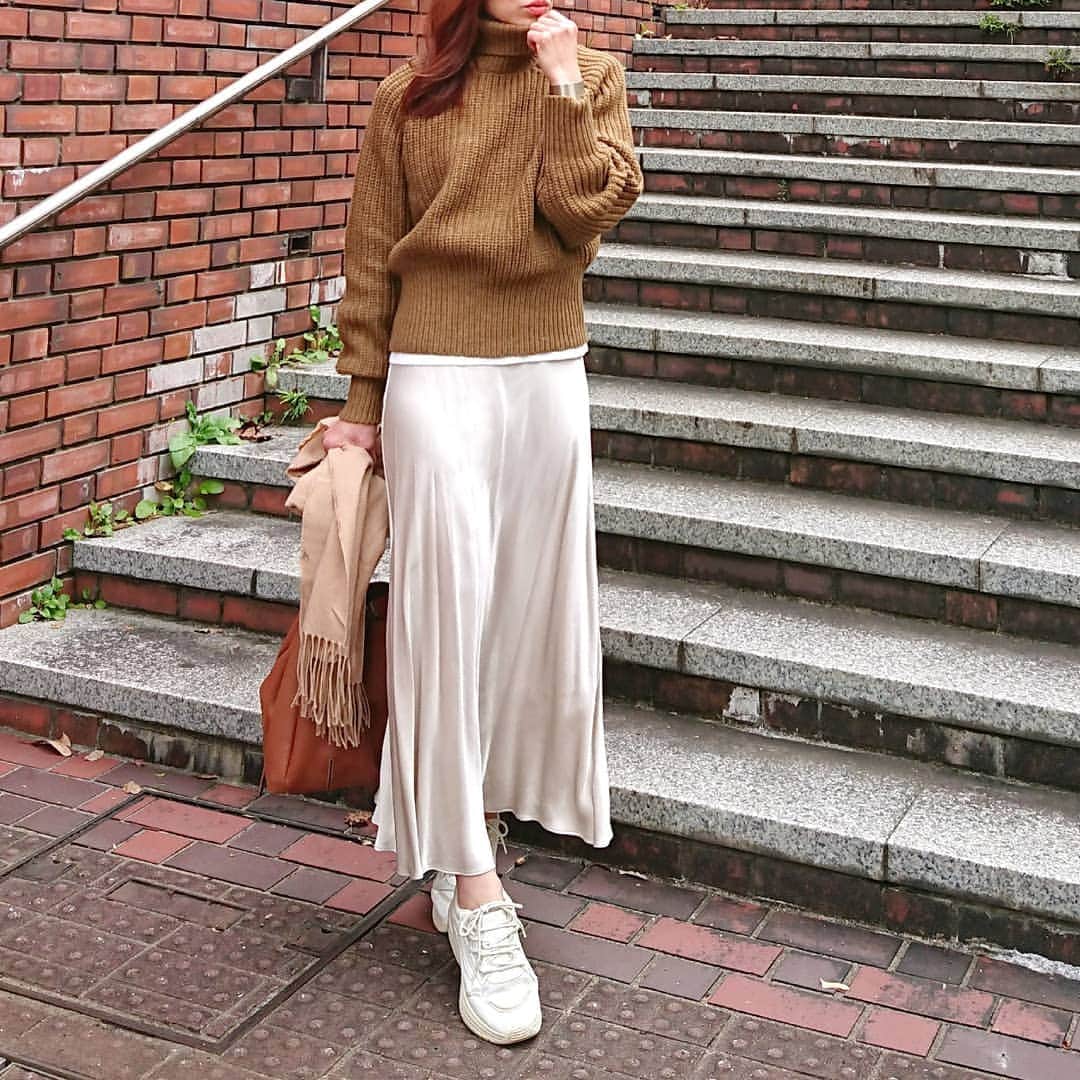 nori0620のインスタグラム：「#ローゲージタートルネックセーター @uniqlo  着回し  しばらく続きそうです………🤭  レザーやサテン カラーパンツと合わせてもバリエーションが広がるシンプルニット🍂🍂🍂  #ニット @uniqlo #スカート#バッグ @zara  #スニーカー@gu_global  #instafashion#fashion#fashionsnap #code #outfit #coordinate #uniqlo#uniqloginza2020FW#ローゲージタートルネックセーター#ユニクロニット部 #ユニクロニット族 #ニットコーデ#knit #サテン#スカート#zara#ママファッション#ママコーデ#mamafashion #プチプラ#着回し#locari 🍂🍂🍂」