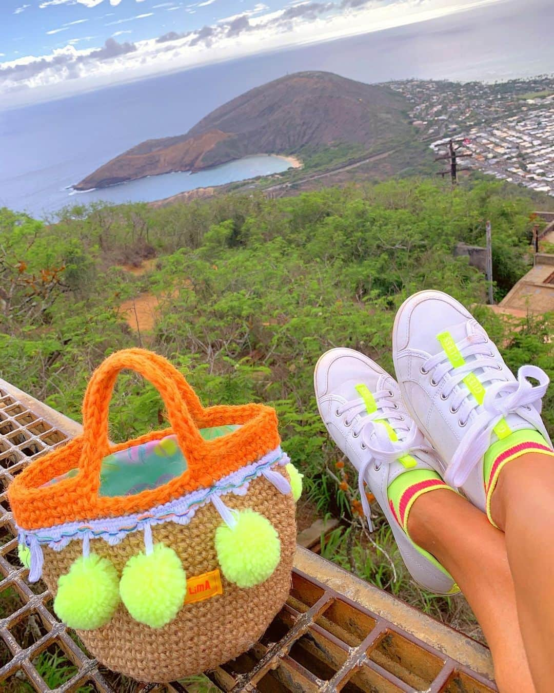 Moco Lima Hawaiiさんのインスタグラム写真 - (Moco Lima HawaiiInstagram)「Good day!   Collabo* Neon Pompom Mini Tote, made by @lani_kobo & Moco  #newshoes#newlife#nextphase#goodbye#now#today#kokohead#hiking#healing#calming#relaxing#feelings#relievepain#respectearth#mylife#activegirl#mocolima#hawaii#designer#goforit#今日#今#ココヘッド#ハイキング#モコリマハワイ#ハワイ好きと繋がりたい」11月5日 12時30分 - mocolimahawaii