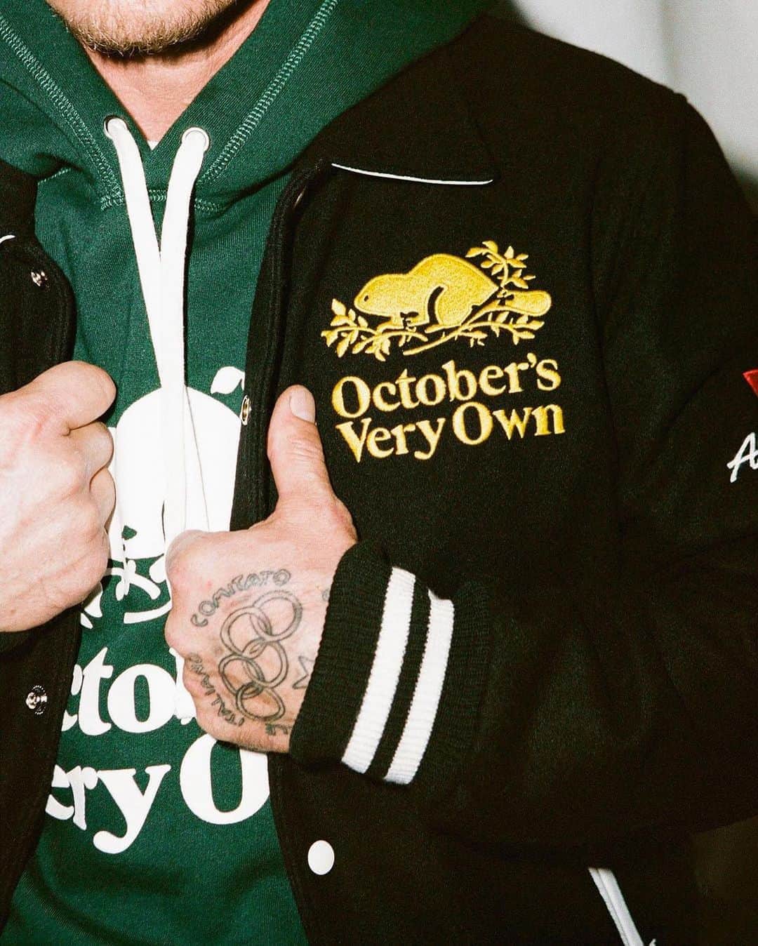 HYPEBEASTさんのインスタグラム写真 - (HYPEBEASTInstagram)「@hypebeaststyle: @welcomeovo is throwing it back to its home country with a special capsule with @roots. Fronted by 1998 Nagano Winter Olympics Gold Medalist Ross Rebagliati, the collection is comprised of a half-zip, T-shirt, varsity jacket, and hoodie featuring embroidered Canadian flags, the ROOTS beaver, and the OVO Owl. Expect the pieces to drop later this month.⁠⠀ Photo: Thomas Welch」11月5日 12時37分 - hypebeast