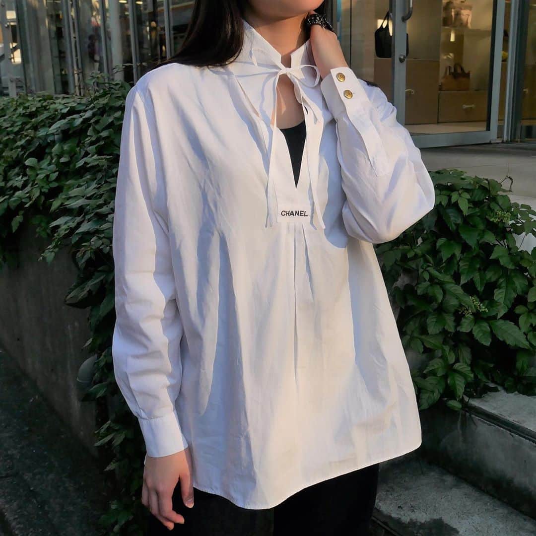Vintage Brand Boutique AMOREさんのインスタグラム写真 - (Vintage Brand Boutique AMOREInstagram)「Chanel cotton blouse. No size description.  On website search for AO30277  Free Shipping Worldwide 📩DM for more info and pricing ➡️info@amorevintagetokyo.com   #AMOREvintage #AMORETOKYO #tokyo #Omotesando #Aoyama #harajuku #vintage #vintageshop #ヴィンテージ #ヴィンテージショップ #アモーレ #アモーレトーキョー #表参道 #青山 #原宿#東京 #chanel #chanelvintage #vintagechanel #ヴィンテージ #シャネル #ヴィンテージシャネル #シャネルヴィンテージ #amorewardrobe #アモーレワードローブ」11月5日 12時48分 - amore_tokyo