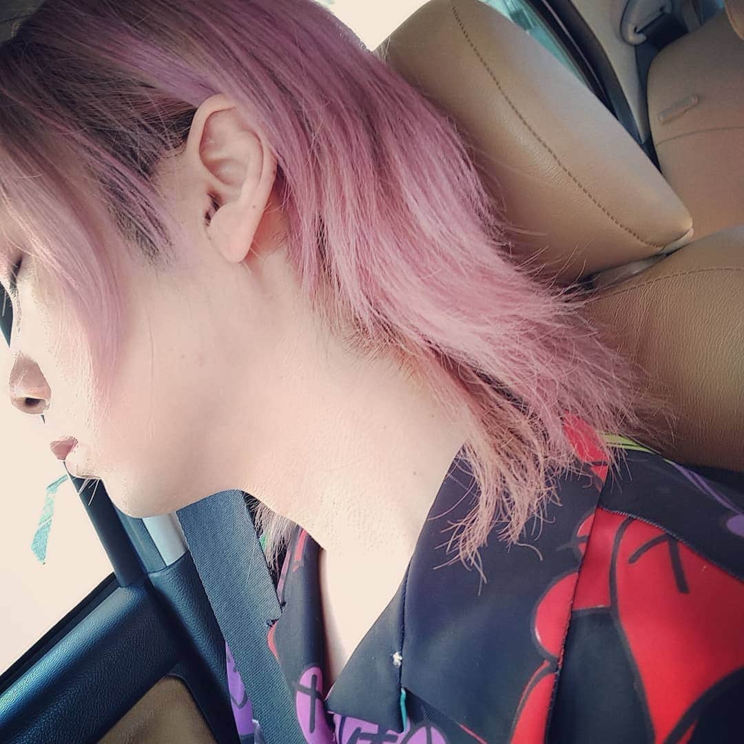 うさきこうのインスタグラム：「眠 #カラフル #通勤コーデ #寝顔  #instalike #instagood #instamood #instafashion #followme #fashion #紫 #助手席 #メンズメイク #メイク男子 #ジェンダーレス #派手髪 #ファッション #lgbt #LGBTQ　#japanese #オルチャン  #selfie  #팔로우미 #얼스타그램  #gay #攝影日常 #人像攝影」
