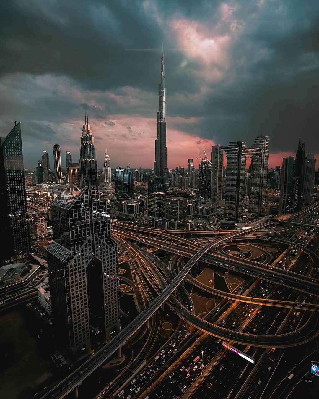 instagoodさんのインスタグラム写真 - (instagoodInstagram)「@yad_ventures edit —Really enjoyed making this one, Dubai the city that never stops growing... 7 years in and out of this place seeing sky scraper after another being built like there’s no tomorrow... Another edit by myself for the #cocreateffa entries and a photo from the talented photographer and creator @tomnoske !  - - - Photo by @tomnoske  Edit by Me @yad_ventures Swipe ——-> for Original Photo」11月5日 12時43分 - instagood