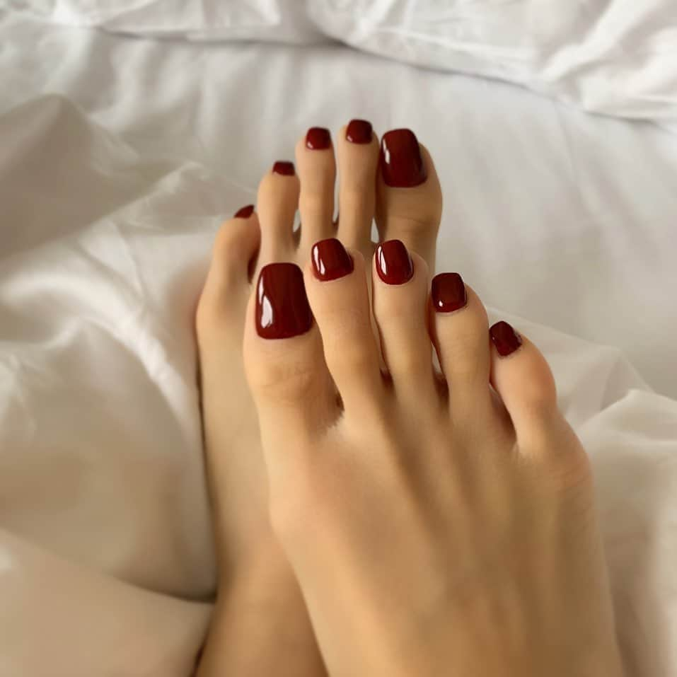 akari♡ 小林あかりのインスタグラム：「ツルツルワントーンネイル🍇🤎 . @__chiii__nail__ 🧸💓 . #ボルドーネイル#ブラウンネイル#ワントーンネイル#nail」