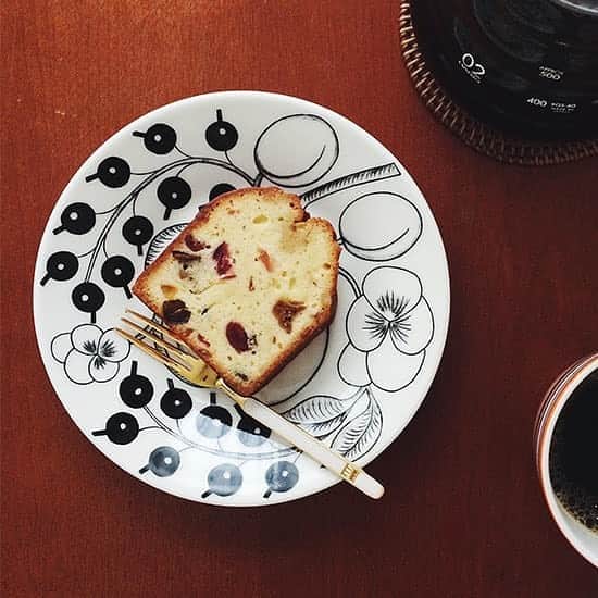 北欧、暮らしの道具店さんのインスタグラム写真 - (北欧、暮らしの道具店Instagram)「北欧食器の代表格「ブラックパラティッシ」が本日入荷しました◎ . - - - - - - - - - - - - - PARATIISI（パラティッシ）は どんな食事やお菓子にもフィットし、 和の食卓にも溶け込みやすく、 絵になりやすい食器。  魅惑的なフルーツの絵柄が食器全体に贅沢に描かれ、 絵筆のタッチもすてきで眺めていたくなる、 そんな美しいシリーズです。  大胆な絵柄には目を奪われますが、 食器としてのフォルムは至ってシンプル。 どっしりと厚みのある造りでとても丈夫です。  美しい絵柄だけではなく、 毎日の食卓にどんどん登場させられる 実用性も嬉しい器なんです◎ . 1枚取り入れるだけで、 食卓に北欧の雰囲気を運んでくれる 特別な食器。ぜひこの機会に、 ご覧になってみてくださいね。 . - - - - - - - - - - - - - ARABIA/アラビア/PARATIISI/パラティッシBK . ▶︎ プロフィールのリンクから、お値段・サイズなど詳しい情報をご覧いただけますよ。→@hokuoh_kurashi ・ 🎁「クラシ手帳2021」プレゼントキャンペーン実施中！お買いものいただいた方に、当店オリジナルの手帳を無料でお届けいたします。 . #kitchen#ARABIA#PARATIISI#アラビア#パラティッシ#北欧の器#器#おやつ#お菓子#スイーツ#デザート#食器#シンプル#シンプルライフ#シンプルデザイン#暮らしを楽しむ#日々の暮らし#北欧#暮らし#北欧暮らしの道具店」11月5日 12時45分 - hokuoh_kurashi
