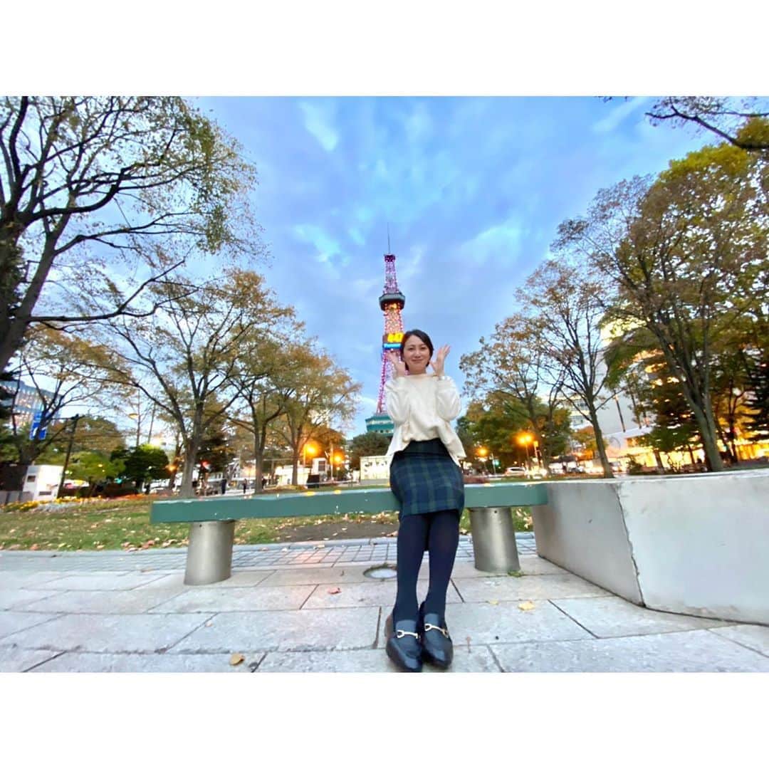 崎山一葉さんのインスタグラム写真 - (崎山一葉Instagram)「>>>🐄......  ・ ・ 撮影が終わって、公園を抜けたときに撮った写真。  テレビ塔の時計が4:44だったことに対してのコメントが 4合わせで"シアワセ"ですね と送ってきてくれたお方🥺  ありがとうございます♪ ほっこりしました♨️  #北海道 #テレビ塔  👗 @blanc_official.jp  ※写真の時のみマスクを外しました」11月5日 12時56分 - kazuha_sakiyama