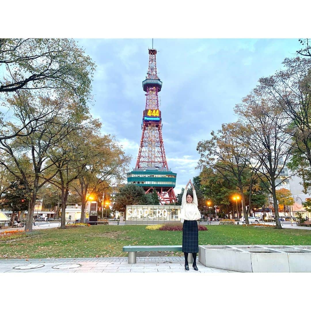 崎山一葉さんのインスタグラム写真 - (崎山一葉Instagram)「>>>🐄......  ・ ・ 撮影が終わって、公園を抜けたときに撮った写真。  テレビ塔の時計が4:44だったことに対してのコメントが 4合わせで"シアワセ"ですね と送ってきてくれたお方🥺  ありがとうございます♪ ほっこりしました♨️  #北海道 #テレビ塔  👗 @blanc_official.jp  ※写真の時のみマスクを外しました」11月5日 12時56分 - kazuha_sakiyama