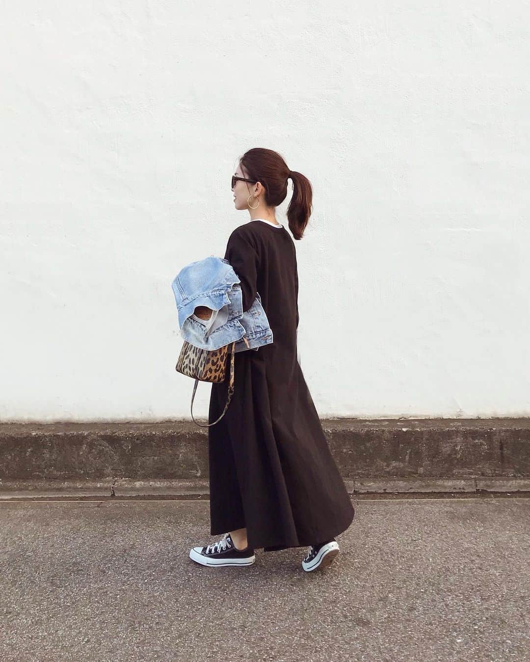 muua777さんのインスタグラム写真 - (muua777Instagram)「:﻿ ﻿ black＋denim＋leopard﻿ ﻿ すきな組み合わせ♡﻿ ﻿ ﻿ one-piece… @tinoir_xs denim jacket… #levis bag… #balenciaga shoes… #converse」11月5日 12時50分 - muua777